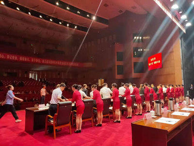 洛陽職業(yè)技術(shù)學院禮儀隊圓滿完成洛陽市“七一”表彰大會禮儀服務